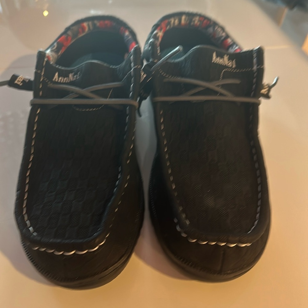 New black lightweight fabric shoes